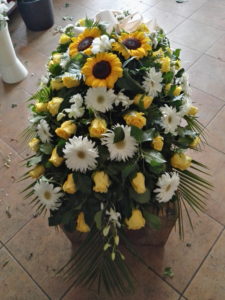 Tralcio di Rose gialle Gerbere bianche e Girasoli